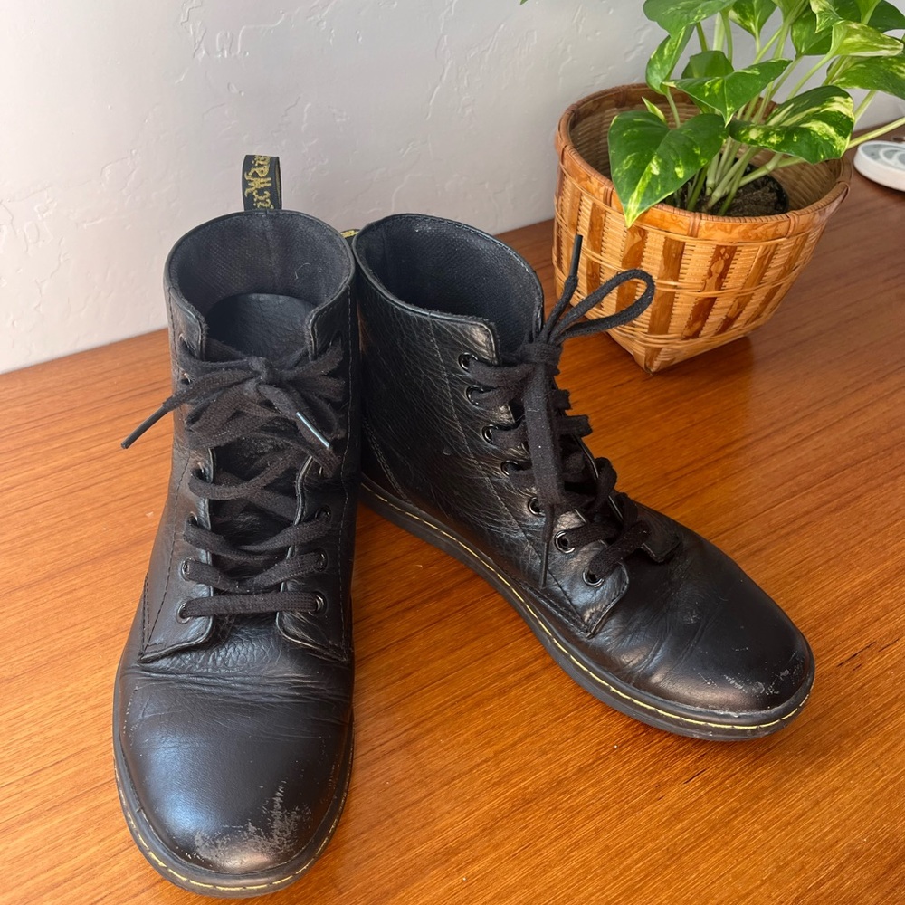 Black Leather Leyton Women’s Dr. Marten’s Boots 7